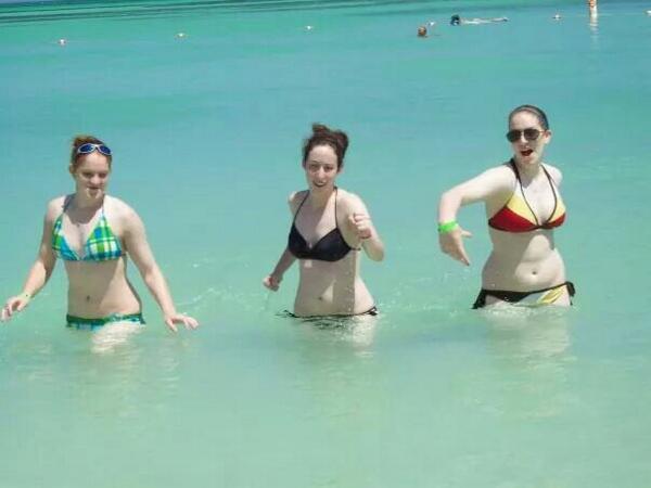 sbails2's tweet image. Love you and miss you guys! I think we definalty need another Aruba! @Heather22Bailey @carliecoconut  #tbt
