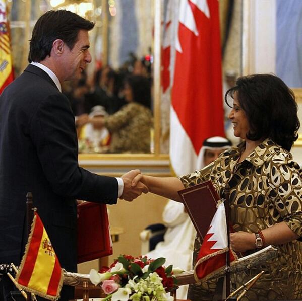 SupportManama's tweet image. أخبار الخليج | وزيرة الثقافة الشيخة مي تصافح وزير السياحة الاسباني بعد توقيع اتفاقات سياحية في المنامة. #البحرين