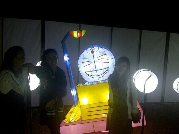#CirebonJepret : ABG Cirebon foto bersama DORAEMON di #FantasyLightFestival
