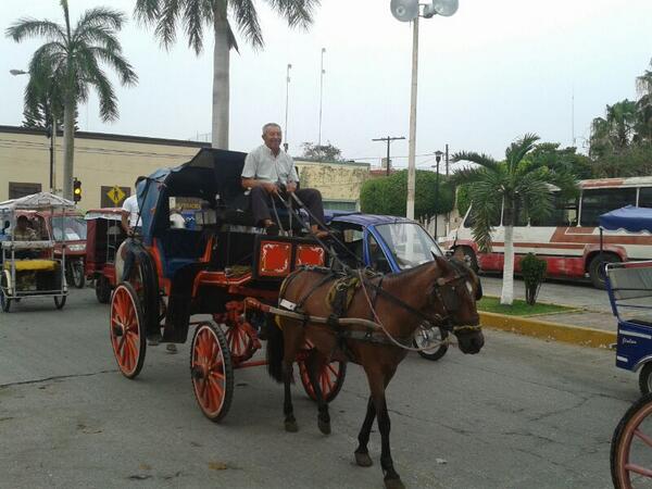 AyunMotul's tweet photo. Taxistas, caleceros y varias organizaciones participaron en la marcha por el Día del Trabajo en Motul http://t.co/djiySx7gJQ