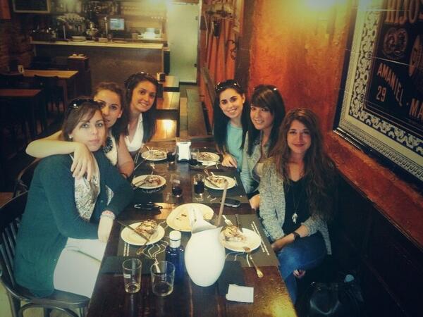 CG_Estela's tweet photo. Comiendo con las mñts @TukiDh @JudithMontesd @ClaraSenero @paulalsr @CarOlbG5 #FelizDiadelTrabajador  jajajaj http://t.co/miyXkqlwhy