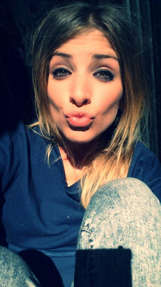 Steliiiiiii's tweet photo. 1 kiss desde ésta calina para :
"""""""Family -Twitter"""""" 
tengo unas ganassssssssss de piscinaaaaaaaaaaaaaaaaaaaa http://t.co/hfx7IR70RH