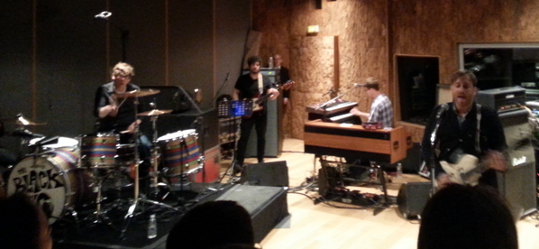 FabRougier's tweet photo. Thursday night with @theblackkeys ! Merci @WarnerMusicFR http://t.co/ryqsmKM1Br