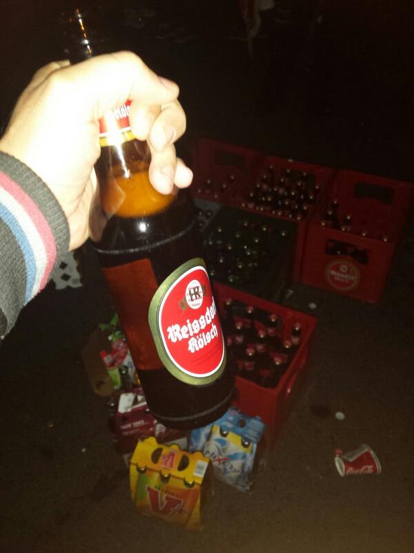 haie's tweet photo. Sehr geil Spieler fährt Nachschub holen #Abschlussfeier#kec http://t.co/3vqecCwFZ1