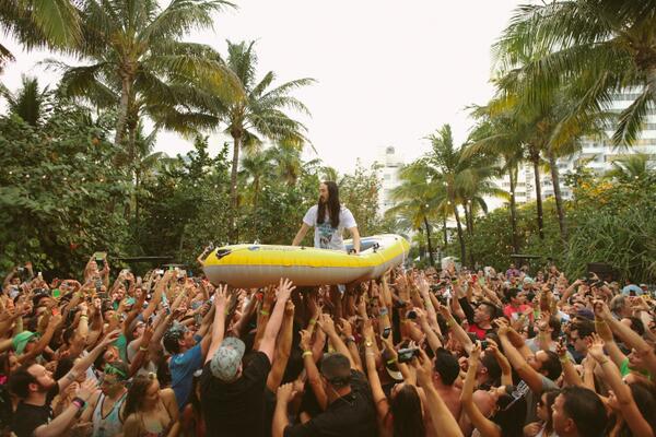 dimmak's tweet image. #TBT - @SteveAoki on a Mutha Fu*kin boat at our Miami party last month! 

#DimMakBeachParty