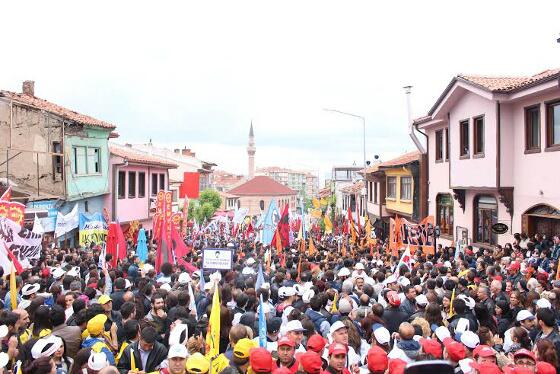 Eskişehir'de coşkulu 1 Mayıs
haber.sol.org.tr/sonuncu-kavga/…