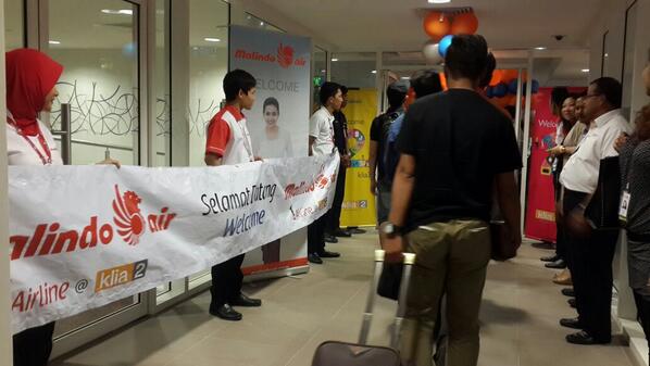 malindoair's tweet photo. Welcoming our passengers @klia2  #Malindoair #Firsttoland #Proudmoment http://t.co/UMl4pdZcAT