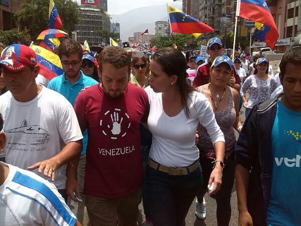 ObservadBinario's tweet photo. Pateando calle RT @PrensaMCM: "Trabajadores y estudiantes, esta lucha es de todos", dice MCM, junto a estudiantes #1M http://t.co/IBjARCO3th