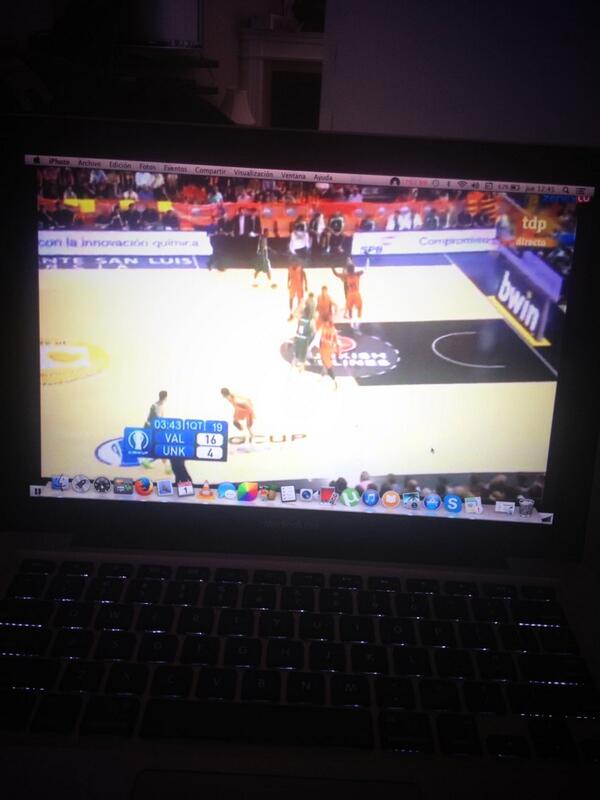 Vereete's tweet photo. Desde casi la otra parte del mundo, pero con mi @valenciabasket 💪🏀👏🏆#FinalEurocupTaronja #fromToronto http://t.co/domV8nu1DQ