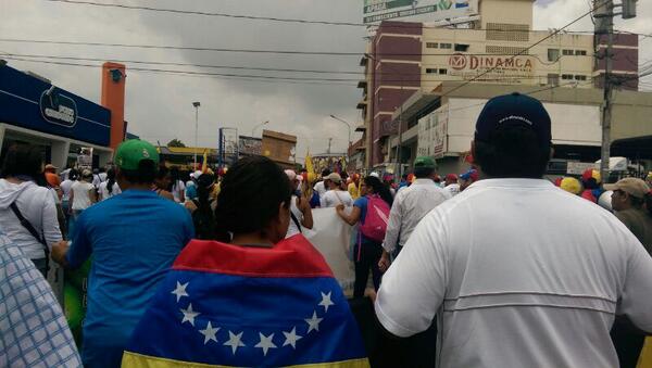 elimpulsocom's tweet photo. Marcha del Día del Trabajador llega a la plaza Macario Yépez foto @GiselaCarmona http://t.co/7qJCoyzr4O