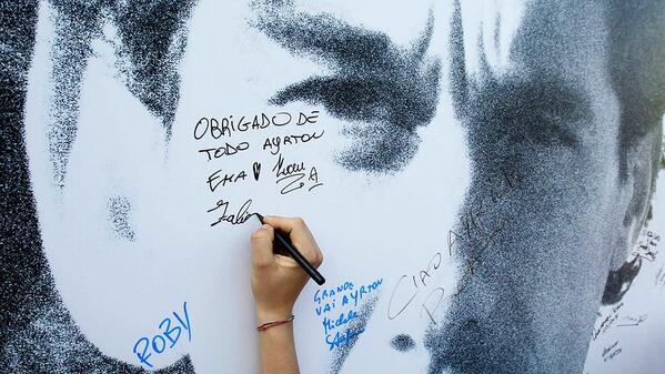 VEJA's tweet photo. As homenagens de fãs a Ayrton Senna, o brasileiro de um objetivo traçado: se superar sempre http://t.co/PNLYXvEm1b http://t.co/t2U04ph68C