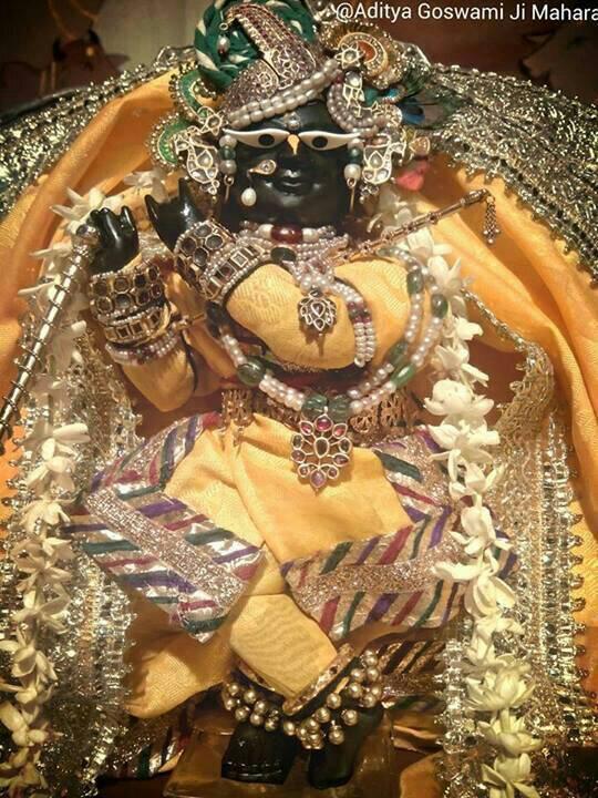 simagarg13's tweet photo. नजदीकियां शामिल हो उल्फत में ये जरुरी तो नहीं 
हमने तो उम्र गुजार दी तेरी तस्वीर देखकर...........radhey radhey...... http://t.co/GJUA8P5pkb