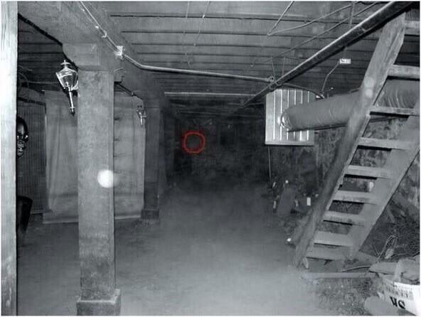 ToScaryy's tweet photo. 1. Zoom in on the red circle in the middle of the picture.
2. Scroll left till you see it. 
3. RT if it scares you. http://t.co/ClIdlOFY2J
