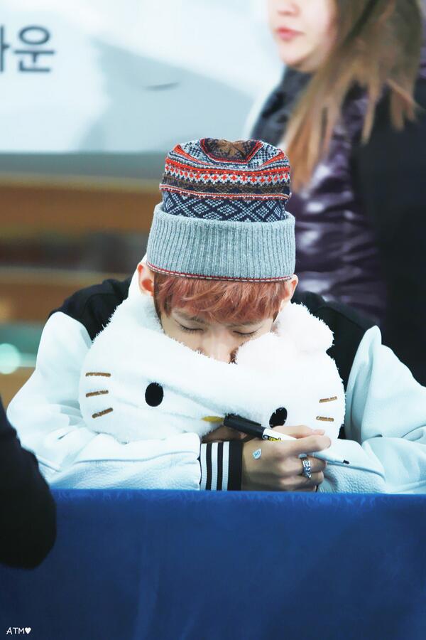 TaehyungBTSV's tweet photo. "@.BTS_facts: [PIC] V @ Fansign (Cr: ATM) @BTS_twt #방탄소년단 http://t.co/YBkmhDiNaN" @DC_BAPZelo  hugs u like this.
