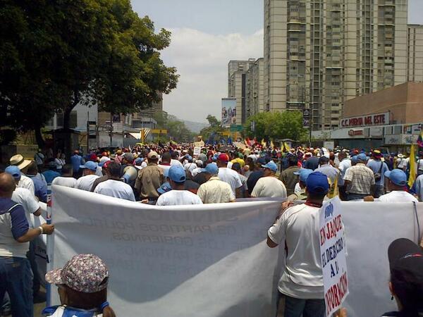 cubirito's tweet photo. Así va la marcha hacia El Marqués a la altura de Cubo Negro Los Cortijos 1M. http://t.co/oXfLVlk2Nr
