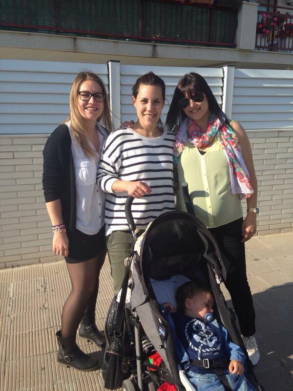 PatryMaryLerda's tweet photo. X fin nos hemos juntado!!! #marys #cocacolaporelsuelo #Ericbichejo #diadesolyamigos 😊 http://t.co/DAeut6dSgx