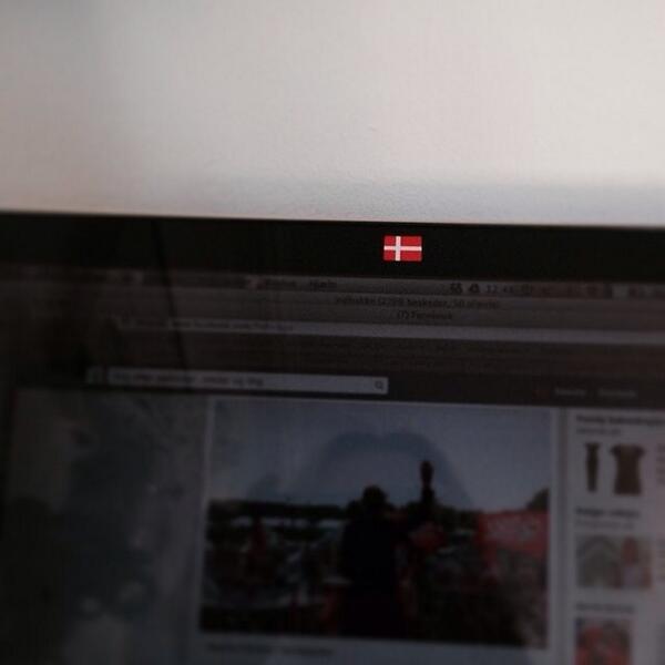 sasdupont's tweet image. Dannebrog som sikkerhedsforanstaltning imod mit webcams potentielle stirren #seoghoergate #hackerdj #twitterhjerne