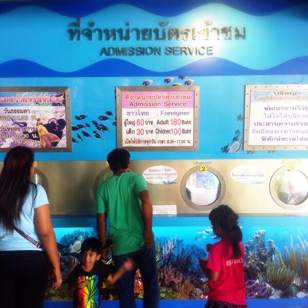 sumittaz's tweet photo. อ้ะๆ ก่อนจะเข้าไปชม ต้องซื้อบัตรก่อนน้า ราคาก็จะแยกเป็นของชาวไทย กับ ชาวต่างชาตินะค้ะ http://t.co/knYnwkJw0K
