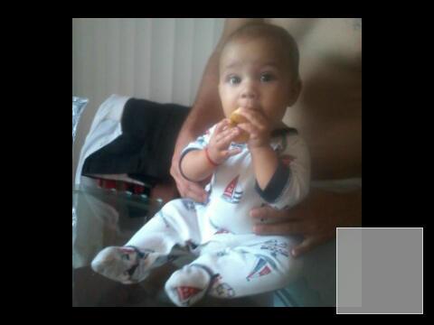 PibeMoreira's tweet photo. Comiendome una manzanaa! http://t.co/Q5qQMNHn97