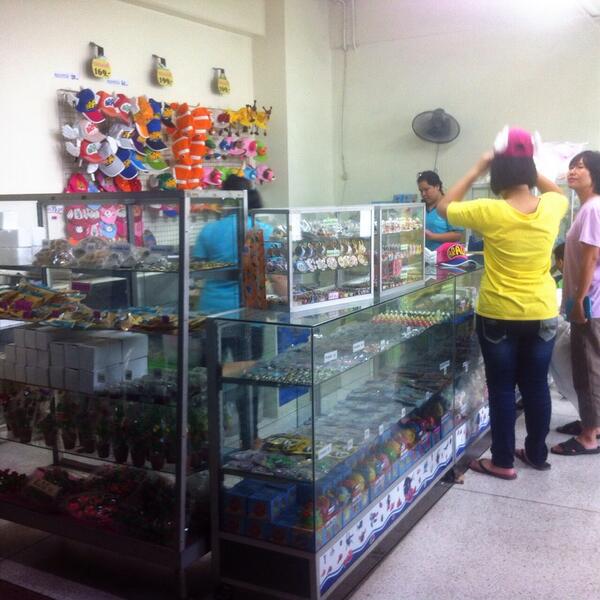 sumittaz's tweet photo. แวะก่อนน้า ก่อนกลับบริเวณทางออกเราก็มีร้านจำหน่ายของที่ระลึกให้ซื้อติดไม้ติดมือกลับบ้านกันด้วยนะค้ะ http://t.co/Bc8rgK9OfY