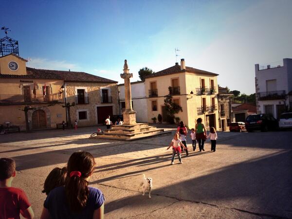 valdearural's tweet photo. Que chulo el paseo todos los niños por las calles de #Valdeavellano @Ruraliaturismo @CalleRural #GUADALAJARA http://t.co/bEzcXRNeZp