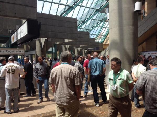 Lots of ppl waiting to get into the exhibit hall!! #CWEA2014