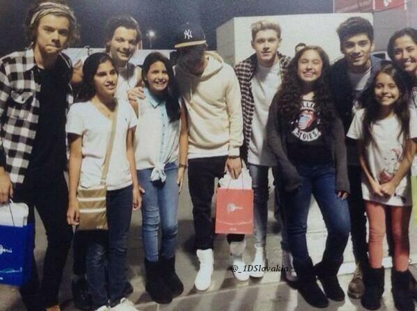 melmythology's tweet image. TODO ESTAN SONRIENDOOOOOO SDKFJSKD Y HARRY BUENO ESTABA ASUSTADO POR QUE SABE COMO ES NADINE #HarryIsPeruvian