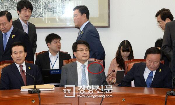 prortrt's tweet photo. 새누리 윤상현 세월호 노란 리본을 건네자 "나는 됐다"며 거부...종북과 빨갱이 타령의 빨간 리본을 건넸어야! http://t.co/0o6UuRm3bB