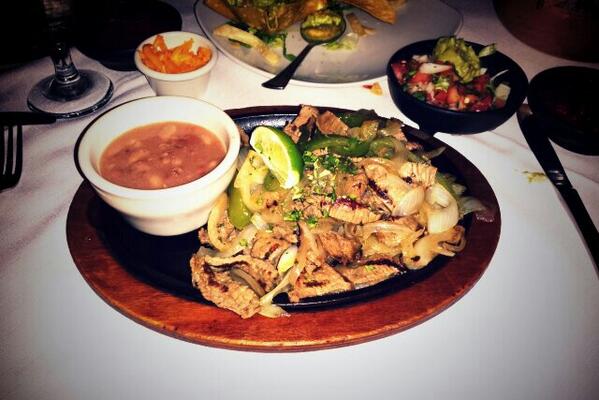 MichelleWieWest's tweet photo. Mmmmmmmmm Tex Mex. #steakfajitas #guac #superclean #viareal @JamieKuhn http://t.co/w0Zt7xJUU8