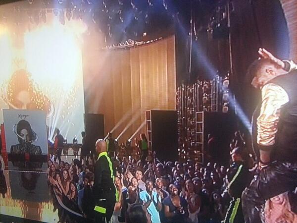 Magic939Miami's tweet image. Gr8 tribute 2 #KingofPop @michaeljackson by @Usher! Tune in 2moro for the XCLUSIVE premiere of MJs #XSCAPE 6am hr!