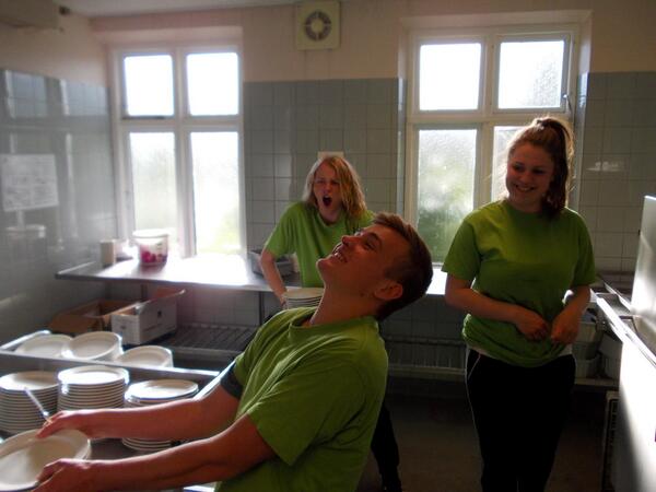 #Køkkenholdet kæmper med opvasken efter aftensmaden på #nordfe :-)