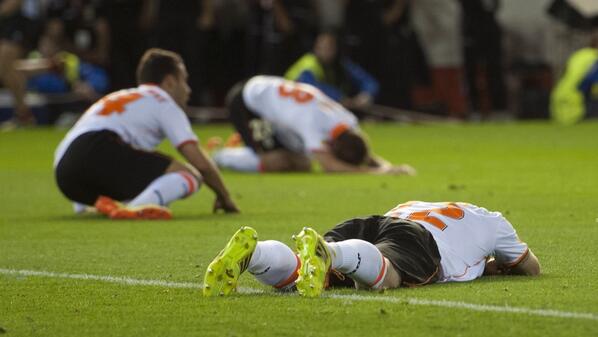 LaLigaenDirecto's tweet photo. Brutal imagen ésta de los jugadores del Valencia... http://t.co/fPqDBGrlku