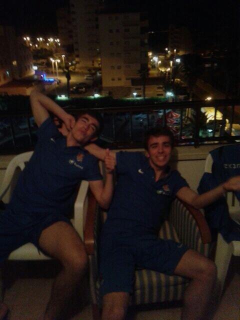JosebaOrbe's tweet photo. Viendo un príncipe para laura con estos makanakis! @aierbe7 @mikelegiluz2 http://t.co/zw98DRjbWJ