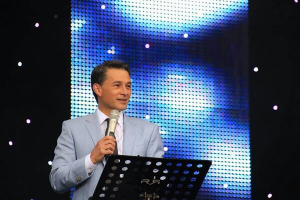 PastorCashLuna's tweet photo. El pastor Cash Luna predicando acerca del milagro que hay en nuestras bocas al hablar. #NochesdeGloria #JesúsSana http://t.co/RvOhFMRTIg