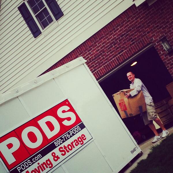 leahmatis's tweet photo. This guy @Mike22Matis is at our house packing our crap by himself while we had to be at other places. #brotherlylove http://t.co/AAjSrrsERp