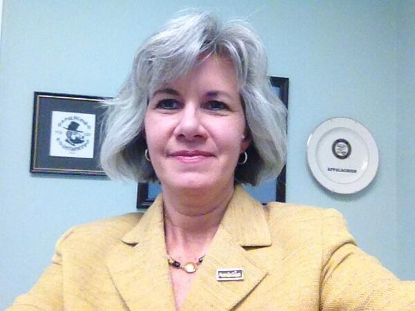 TSingletary82's tweet photo. Wearing my black and gold at the office today with #AppalachianPride  #iBackApp Love my @appstate @AppAlumni http://t.co/u4cKIulgGM