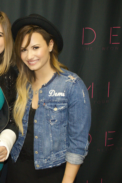 DemiAssvato's tweet photo. La sonrisa, el sombrero, el cabello, el vestido, la chaqueta, TODO ACERCA DE ELLA. SE VE HERMOSA. http://t.co/WhcGzoNg06