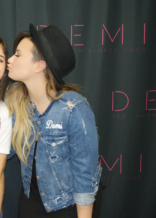 DemiAssvato's tweet photo. Teniendo tan cerca la boca de Demi seguro ME ORINO. http://t.co/9nP4uvCyKf