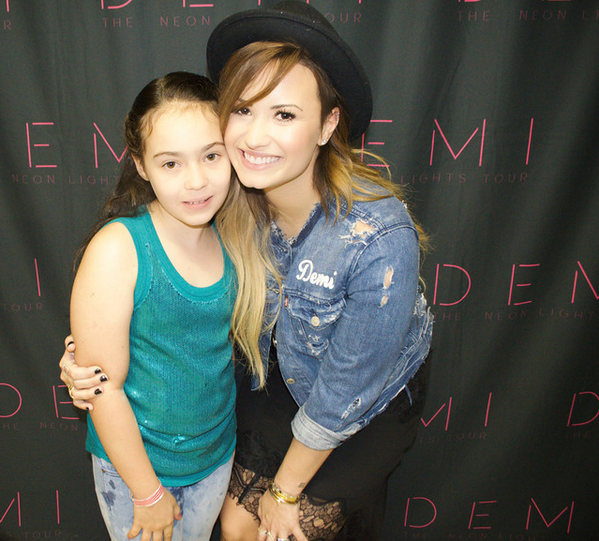 DemiAssvato's tweet photo. Demi siempre se ve re tierna con niños. http://t.co/wEMur0jn0V