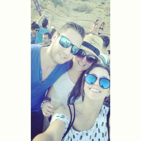 Natalieta024's tweet photo. Vaya postureo!😂😂😂 @Davidpb3 @raquelpom #Selfie #SantaFaz2014 #Alicante http://t.co/SNc7920N4b