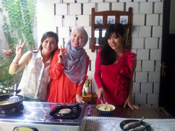 dapurayu's tweet photo. yukss intip siapa yg didatangi sama @AlyciaEvyta n @vaniawibisono di Dapur Ayu sabtu nanti,hanya di @bchanneltv 09.30 http://t.co/BvXVPc9Itu