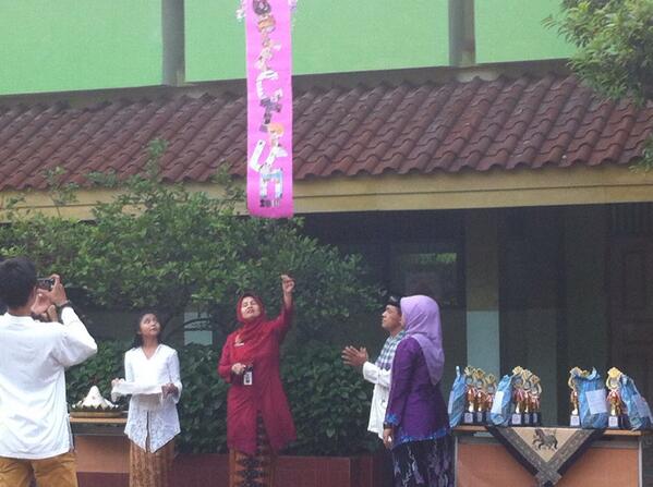 XA3_60's tweet photo. Slmt pagi semuanya. Pembukaan #SPECTRUM2014 Dan brkt foto pelepasan balon oleh ibu kepala sekolah @OSIS60JKT http://t.co/ivA6gyTiYn
