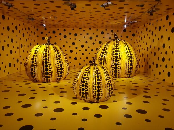 ##예술의전당에서 개막한 쿠사마야요이전. 공황장애를 그림을 그리며 극복했던 그녀의 치유과정을 볼수있음. 야요이의 대표작 호박이 방 안에 가득 담겼다.