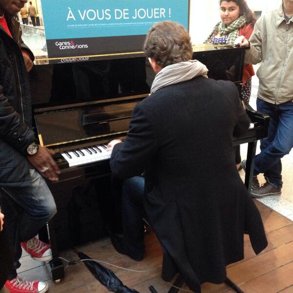 ElTran75's tweet photo. Belle initiative dans les gares #saintlazare #piano http://t.co/TqkS8tcyL1