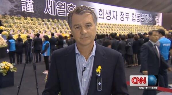 wikitree's tweet photo. 분향소에서 가슴에 노란리본 단 CNN 앵커 http://t.co/R3Y8JAHEmo by @nanamjmj CNN 앤드류 스티븐스 앵커가 노란 리본을 달고 방송을 했습니다 http://t.co/xIvogqJCGt