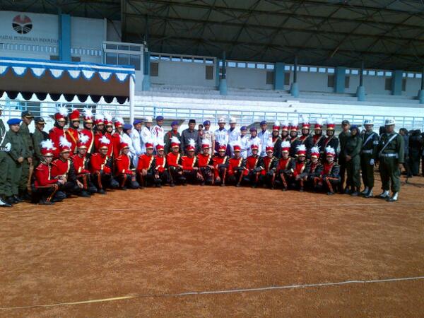 MBGWS_UPI's tweet photo. Akhirnya upacara hardiknas selesai juga, foto sama rektor UPI dulu hehe http://t.co/0OW6M5QCOT