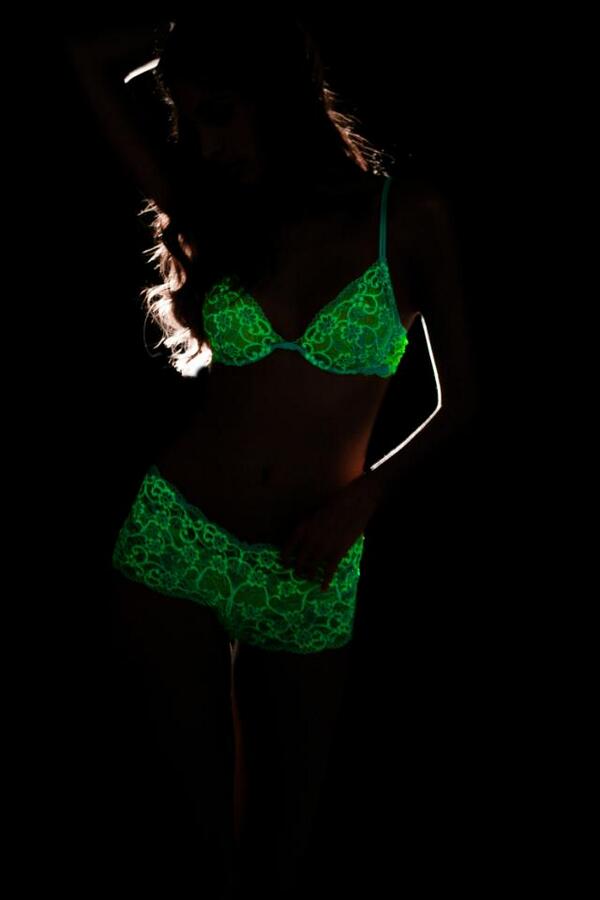 ELLEmagazine's tweet photo. Trust us. You're going to want to leave the lights off this time: http://t.co/8HX70NVkS7 http://t.co/7auMxoo8em