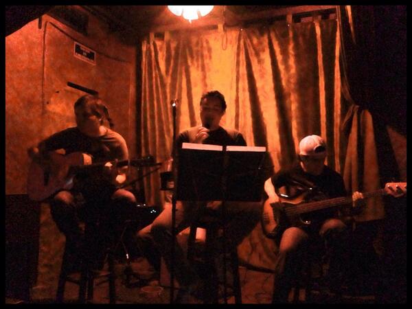 ivettOlague's tweet photo. Ellos sí tocan rock, @LosTracksband @BlackBullTavern @DistritoColon http://t.co/Tx9EMPyNAE