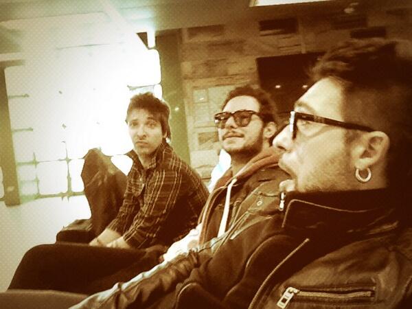 FraSarcina's tweet photo. #direzione #catania #acusticshow a #castronovo nonostante l'influenza per questo clima #fuoridaltempo http://t.co/vj0H1LRskC