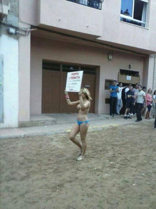 DoctorDanko's tweet photo. La Vall d'Uixó, poble de bous... I ara també de MAMELLES!!! @ParodiaAlgemesi http://t.co/hG7p0kk8nY